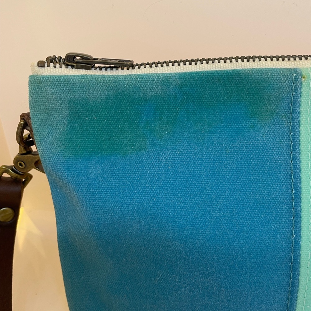 Red House - Two-Tone Teal Crossbody Bag - Mint & Aqua w Gold back. - Picture 6 of 7